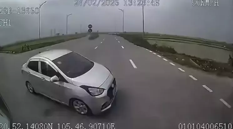 Rùng mình với cảnh 2 ô tô "chạy như ma đuổi" và va chạm tại ngã tư khiến cặp vợ chồng thương vong