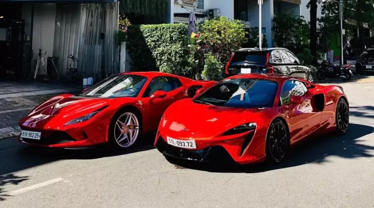 Cặp siêu xe đẹp mắt xuất hiện tại quận 7: Ferrari F8 Spider đã ở đây hơn 2 năm