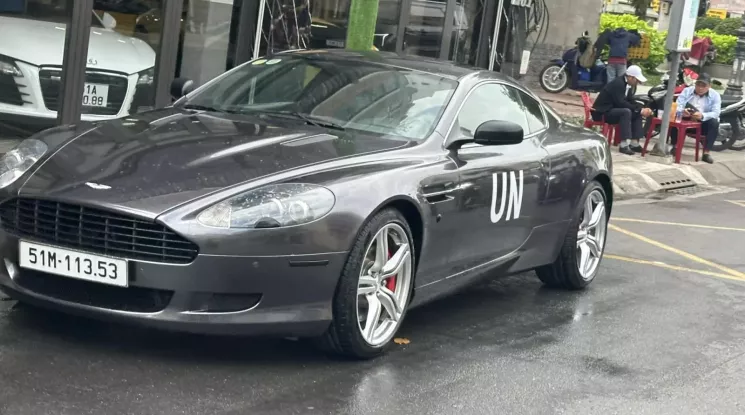 "Qua" Vũ lái Aston Martin DB9 hơn 15 năm tuổi xuống đường