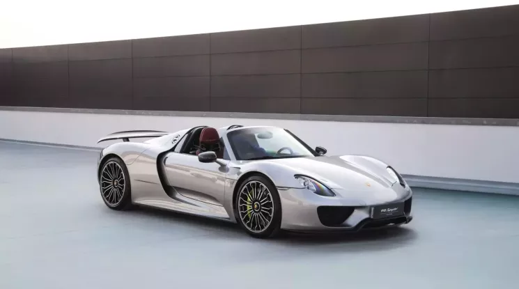 Cận cảnh Porsche 918 Spyder của tỷ phú USD ở Việt Nam