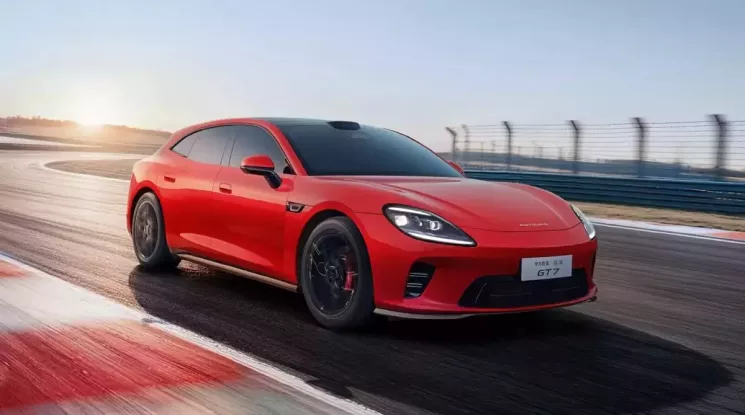 Sau Range Rover, đến lượt Porsche Taycan trở thành khuôn mẫu để "đúc" ô tô điện Trung Quốc