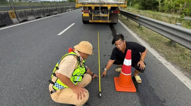 Đặt biển cảnh báo cách đuôi xe bao nhiêu mét để không bị phạt 13 triệu đồng?