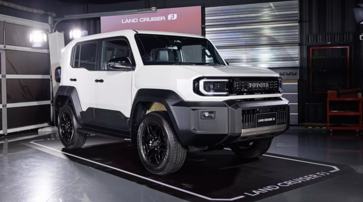 Toyota Land Cruiser FJ chính thức được bán tại Thái Lan, đắt hơn bản tiêu chuẩn của Fortuner
