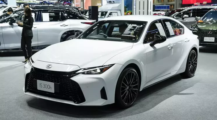 Cận cảnh Lexus IS300h 2026 mới ra mắt Đông Nam Á, liệu có quay trở lại Việt Nam?