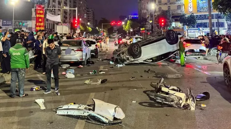 Video quay khoảnh khắc xe sang Lexus gây tai nạn liên hoàn tại Hà Nội