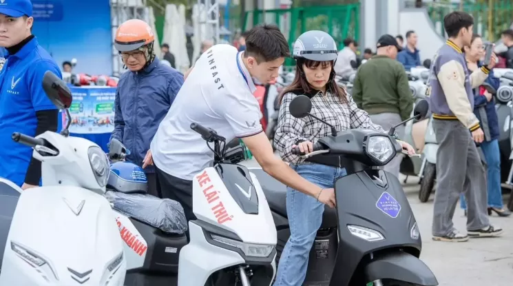 Giá xăng dầu tăng mạnh, người Việt đặt mua hơn 135.000 xe máy điện VinFast trong tháng 3/2026
