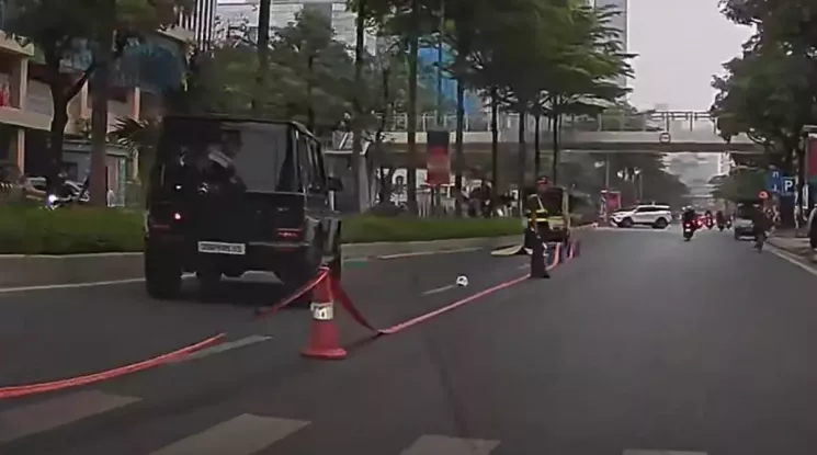 Hà Nội: SUV hạng sang Mercedes-Benz G-Class tông tử vong cụ ông đi tập thể dục lúc sáng sớm