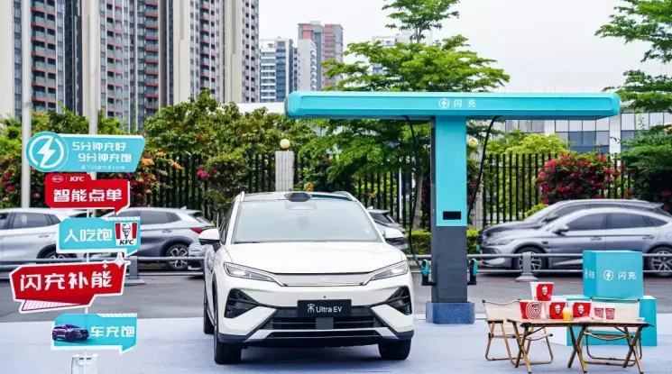 BYD sạc nhanh lên 97% trong 9 phút, kết hợp với KFC để bán đồ ăn cho tài xế trong lúc chờ