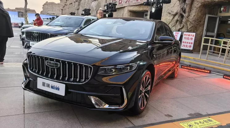 Geely Preface i-HEV tiêu thụ 3,98 lít xăng/100 km được mở bán, cạnh tranh với Toyota Camry bằng giá rẻ
