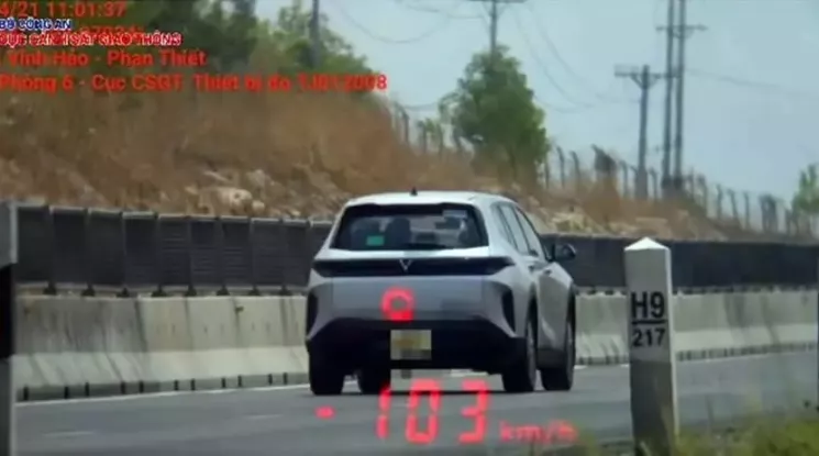 Chủ xe và tài xế bị phạt gần 120 triệu đồng vì loạt vi phạm trên cao tốc