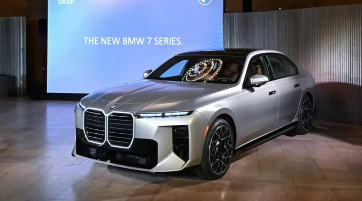 BMW 7-Series 2027 chính thức trình làng, ngoại thất tinh chỉnh, nội thất tràn ngập màn hình