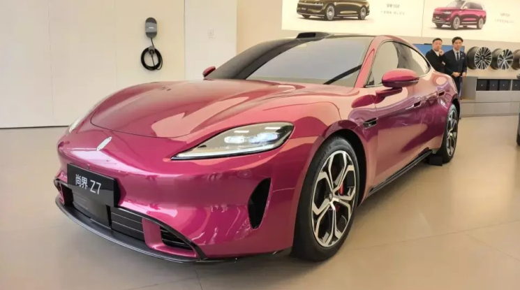 Ô tô liên doanh mới của Huawei với thiết kế như Porsche Taycan "chết đứng" trong sự kiện ra mắt