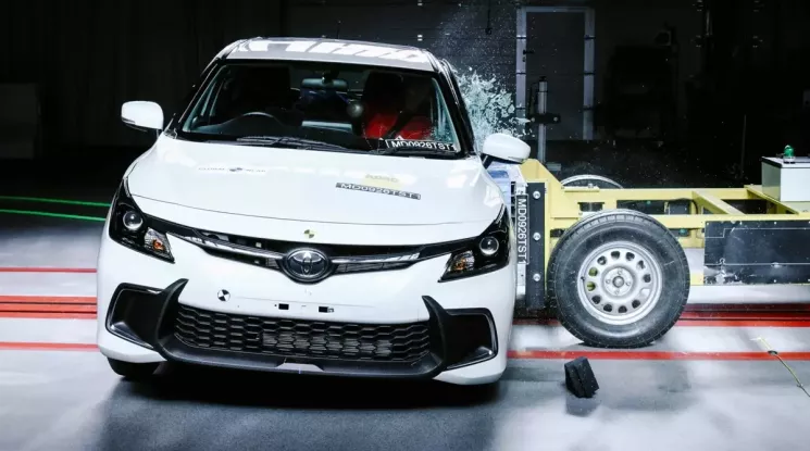 Toyota Starlet ra đời từ xe Suzuki gây thất vọng trong bài thử va chạm đến mức phải dừng sớm