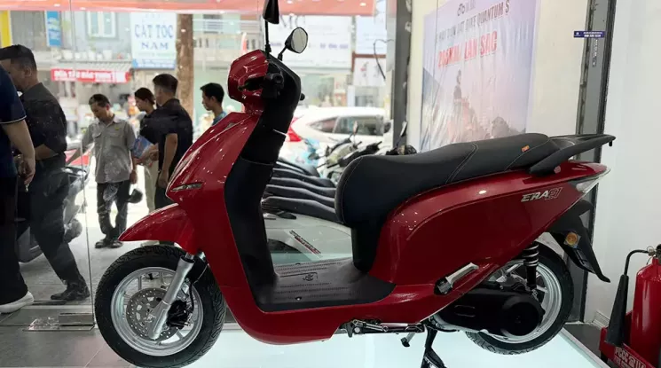 Xe máy điện Dat Bike ERA ra mắt Việt Nam với công nghệ sạc tích hợp, cốp 50 lít, giá từ 30 triệu đồng