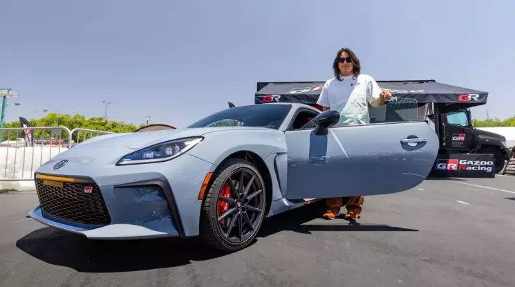 Cận cảnh Toyota GR86 2027 màu xám mới bên ngôi sao "Fast and Furious" Sung Kang
