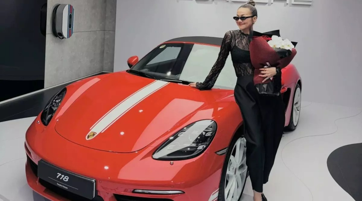 Siêu mẫu Thanh Hằng tậu xe mui trần Porsche 718 Boxster giá hơn 5 tỷ đồng