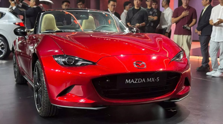 "Vua doanh số" của phân khúc xe mui trần Mazda MX-5 chính thức bán tại Việt Nam, giá từ 1,339 tỷ đồng
