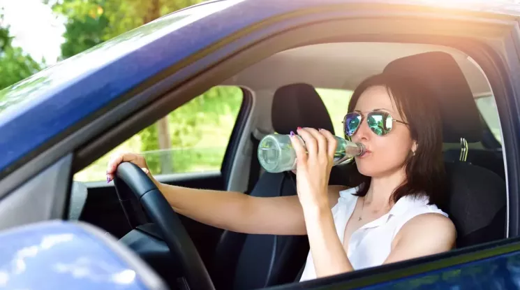 Uống nước từ chai nhựa bỏ trong ô tô đỗ dưới trời nắng nóng có sao không?