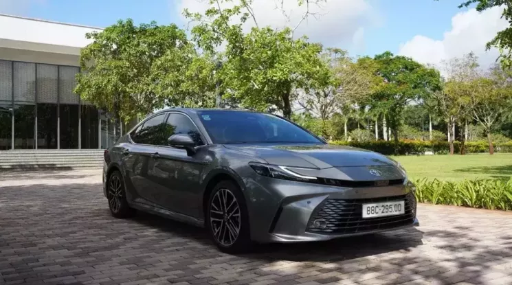 Toyota Camry tại Việt Nam bị cắt bản máy xăng, chỉ còn bản hybrid, nâng giá khởi điểm lên 1,46 tỷ đồng