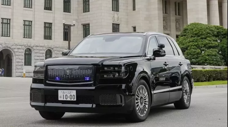 Thủ tướng Nhật Bản chuyển sang sử dụng xe công vụ mới, đó là SUV siêu sang Toyota Century