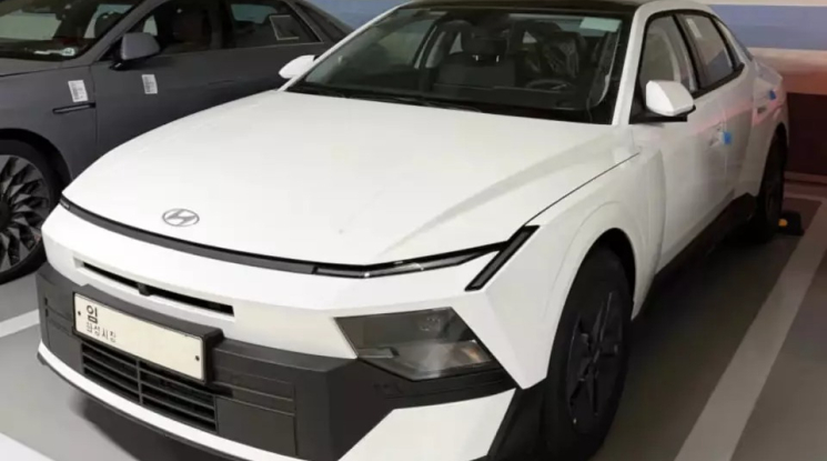 Hyundai Elantra 2027 bản tiêu chuẩn lộ diện với thiết kế kém long lanh, chỉ dùng đèn Halogen và mâm 16 inch