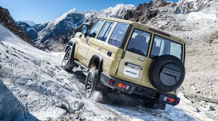 Đây là lý do Toyota Land Cruiser 70 Series bị che kín cụm đèn hậu