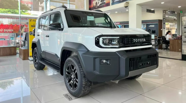 Khan hàng tại đại lý, Toyota Land Cruiser FJ bị "bán bia kèm lạc" tới 50 triệu đồng