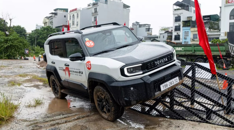 Người dùng lái thử Toyota Land Cruiser FJ: "Không như lời đồn, mua về chỉ để đi phố hơi phí"