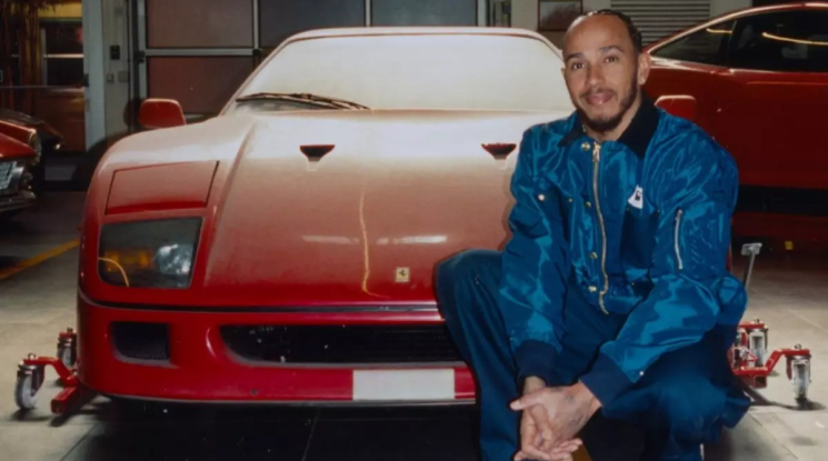 Tay đua Lewis Hamilton tậu chiếc Ferrari mơ ước từ bé sau khi bán toàn bộ bộ sưu tập siêu xe