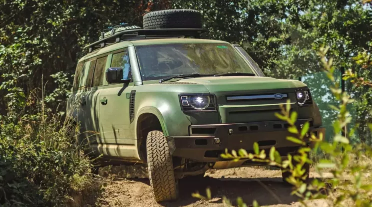 Land Rover Defender Wolf Series II trình làng như xe chuyên phục vụ quân đội