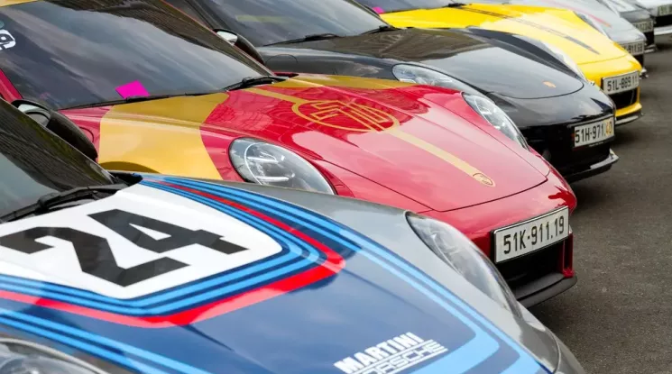 Hơn 100 chiếc xe sang Porsche cùng nhau quy tụ bên bờ sông Sài Gòn
