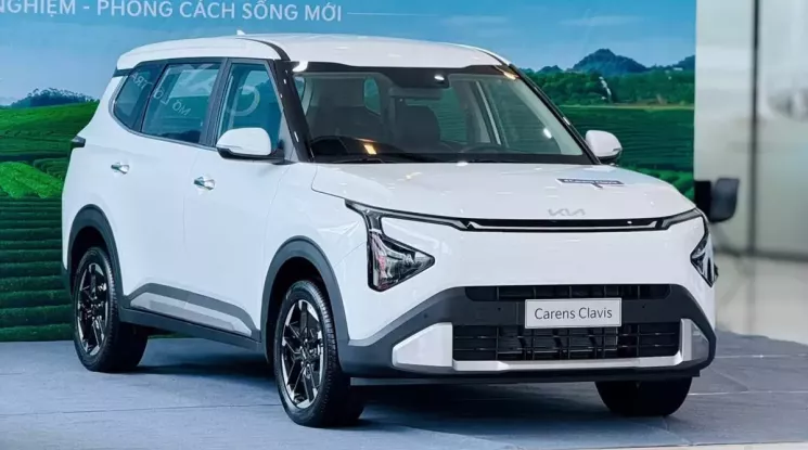 Ngắm hình ảnh "bằng xương, bằng thịt" của Kia Carens Clavis tại đại lý Việt: thiết kế mới, trang bị "xịn" hơn