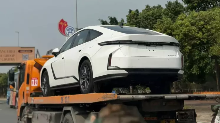 Lexus ES thế hệ mới xuất hiện trên đường phố Việt Nam, ra mắt vào tháng sau