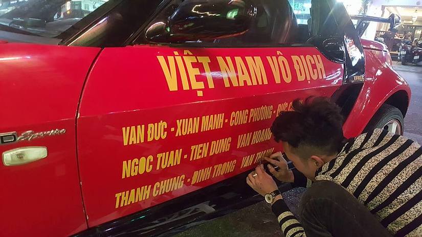 Dán decal trên ô tô để ủng hộ đội tuyển Dán decal trên ô tô