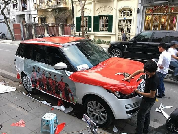 Tháo lớp decal khỏi xe hơi là một công đoạn khó khăn Tháo lớp decal khỏi xe hơi