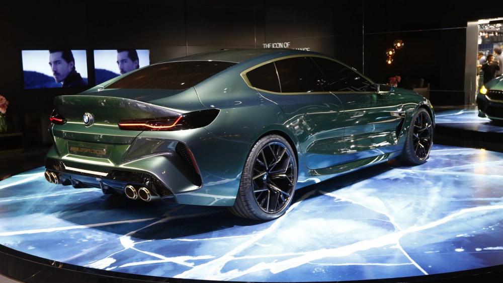 Phần nắp cốp xe được uốn thành một cánh gió táo bạo, trong khi gương chiếu hậu cắt vào mặt trước xe và đèn đuôi lại được đặt trong một chụp đèn cực mảnh mai trên một bề mặt lõm của phần cốp xe.