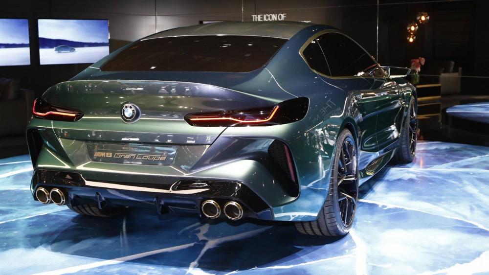 Ngay đến tấm ốp mái xe cũng được làm từ CFRP, giữ trọng tâm và trọng lượng tổng thể ở mức thấp cho M8 Gran Coupe. Xe được sơn màu xanh lục “Salève Vert” đặc biệt, và ở phía sau, ta có thể thấy một phần đuôi nhô ra khá lớn cũng như bộ ống xả 4 đầu đặc trưng của BMW M.