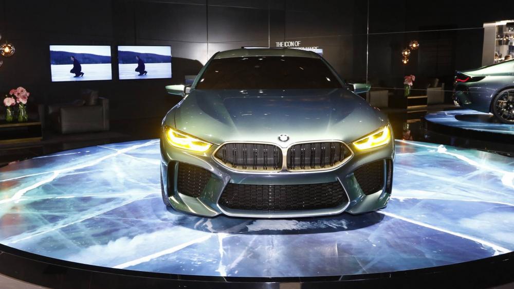 “BMW 8 Series sẽ trở thành mẫu xe đầu tàu mới của dòng sản phẩm BMW, và vì thế, nó kết hợp cả tính thể thao và tao nhã một cách tuyệt vời,” ông Adrian van Hooydonk, phó chủ tịch của BMW Group Design, nói trong một tuyên bố. “Mẫu BMW Concept M8 Gran Coupe mang đến một cái nhìn về phía trước tới những phiên bản quyến rũ và sướng mắt nhất của BMW 8 Series mới.”
