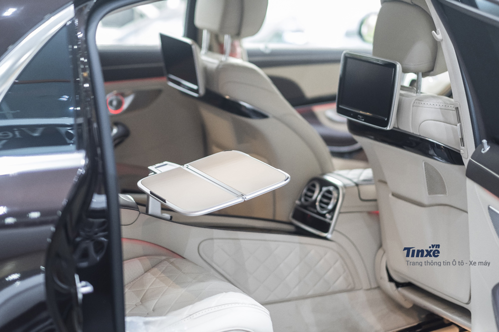 Hàng ghế thứ hai dành cho khách VIP với đầy đủ các trang thiết bị tiện nghi giải trí và làm việc