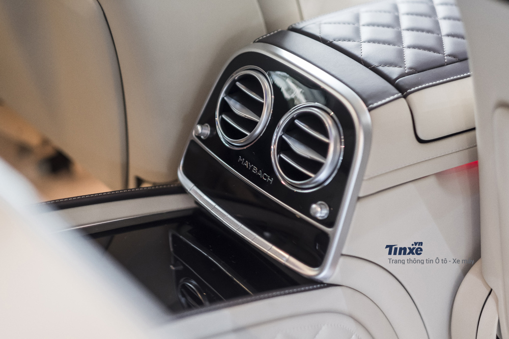 Cửa gió điều hoà phía sau có thêm logo Maybach sang trọng