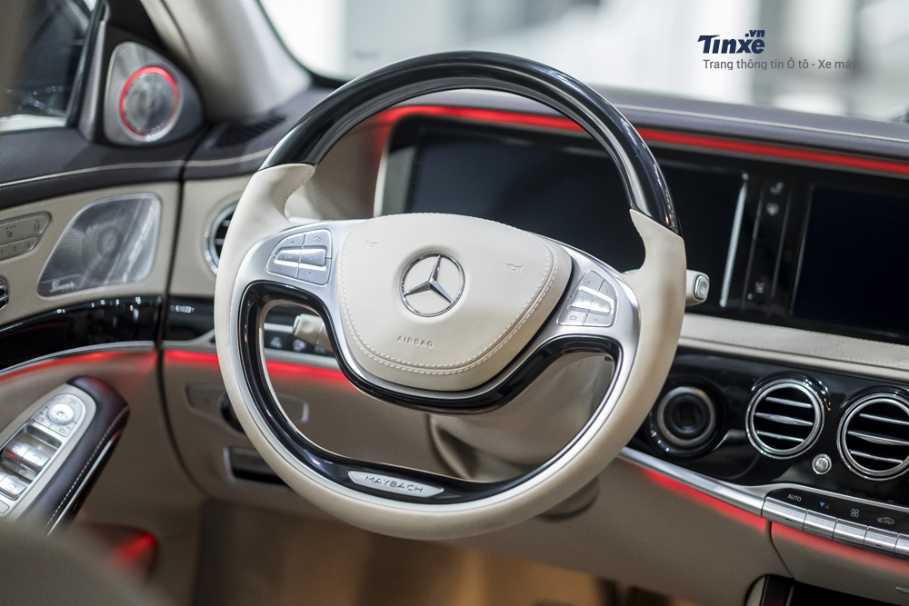 Vô-lăng hai chấu tích hợp nút bấm rất đặc trưng của dòng xe S-class Vô-lăng hai chấu tích hợp nút bấm rất đặc trưng của dòng xe S-class