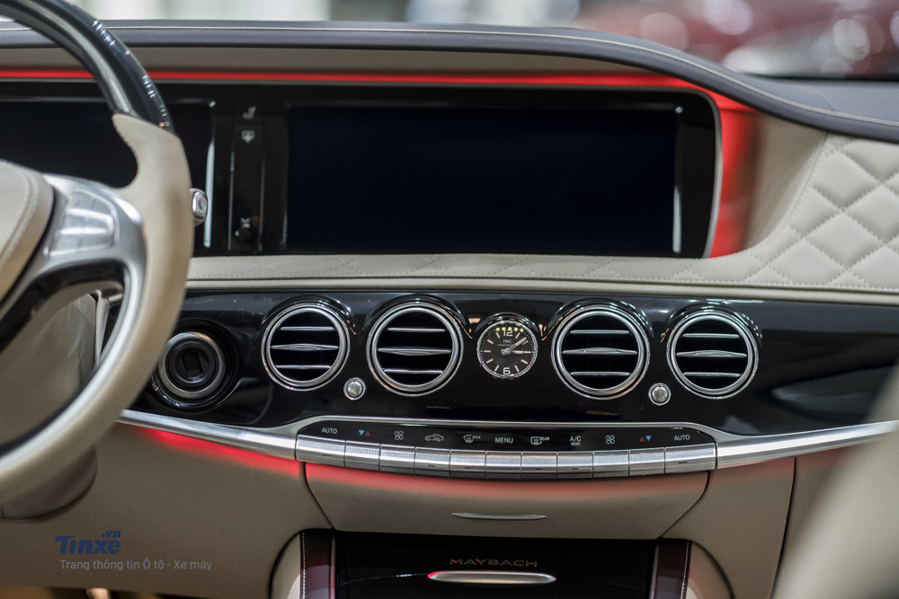 Hệ thống điều hoà tự động ở vị trí trung tâm. Thêm vào đó là một đồng hồ cơ IWC mang cảm giác sang trọng cho không gian bên trong Mercedes-Maybach S500