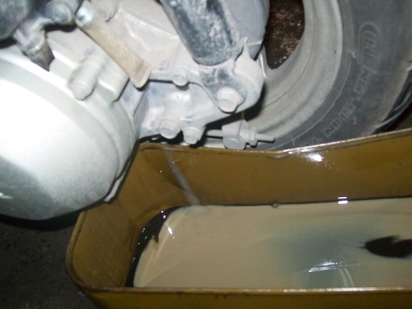 Dầu xe máy khi bị lẫn nước sẽ ra màu trắng đục gây mất khả năng bôi trơn