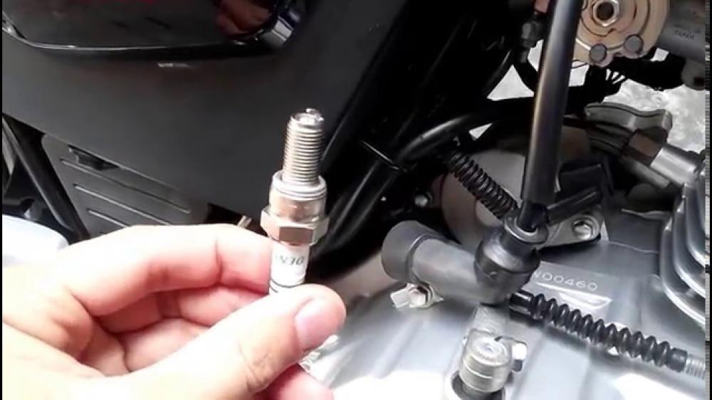 Bugi ướt gây cho xe tình trạng khó nổ Bugi ướt gây cho xe tình trạng khó nổ