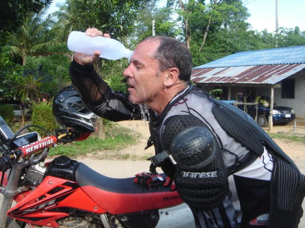 Dùng nước mát và rẻ lau để hạ nhiệt yên xe nhanh chóng