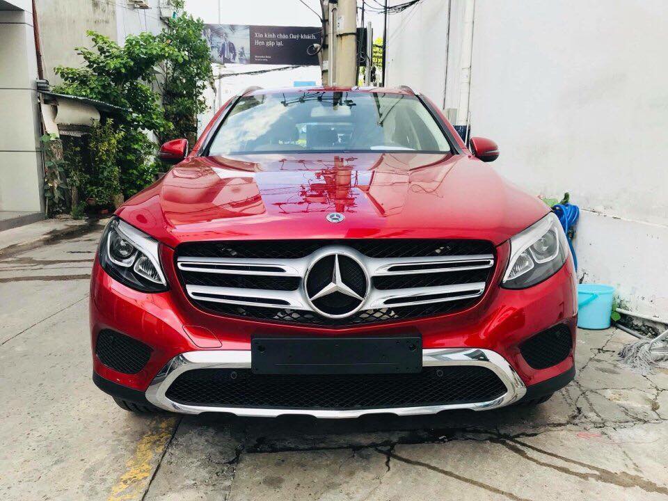 Đầu xe Mercedes-Benz GLC200 2018 với lưới tản nhiệt 2 nan và ngôi sao 3 cánh ở giữa