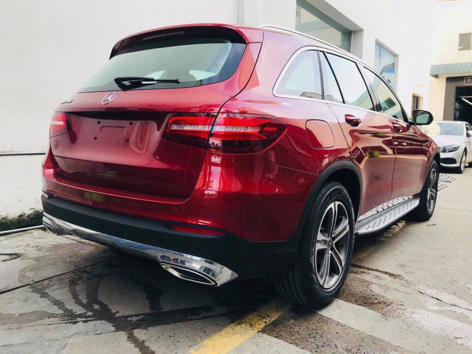 Đèn hậu và đèn phanh thứ 3 của Mercedes-Benz GLC200 2018 dùng công nghệ LED