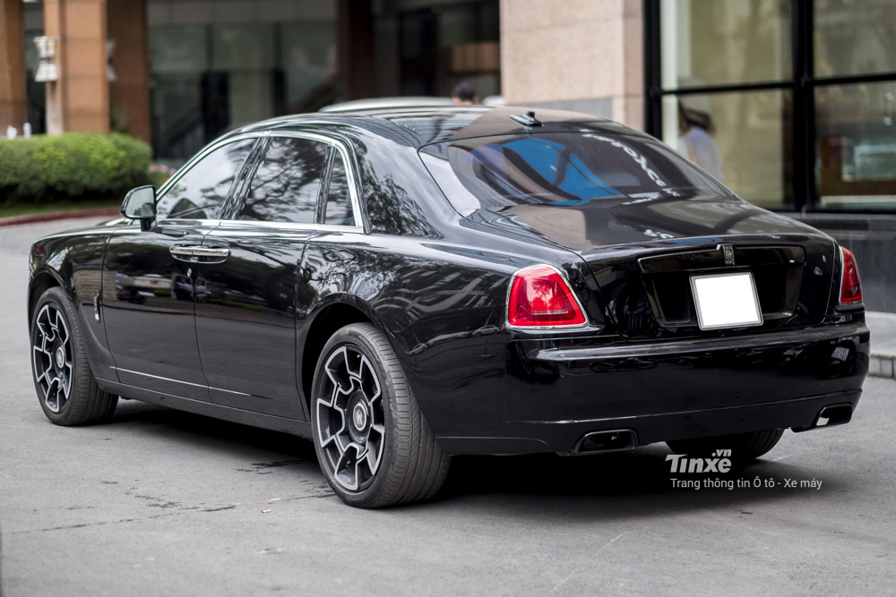 Rolls-Royce Ghost Black Badge nhìn từ phía sau