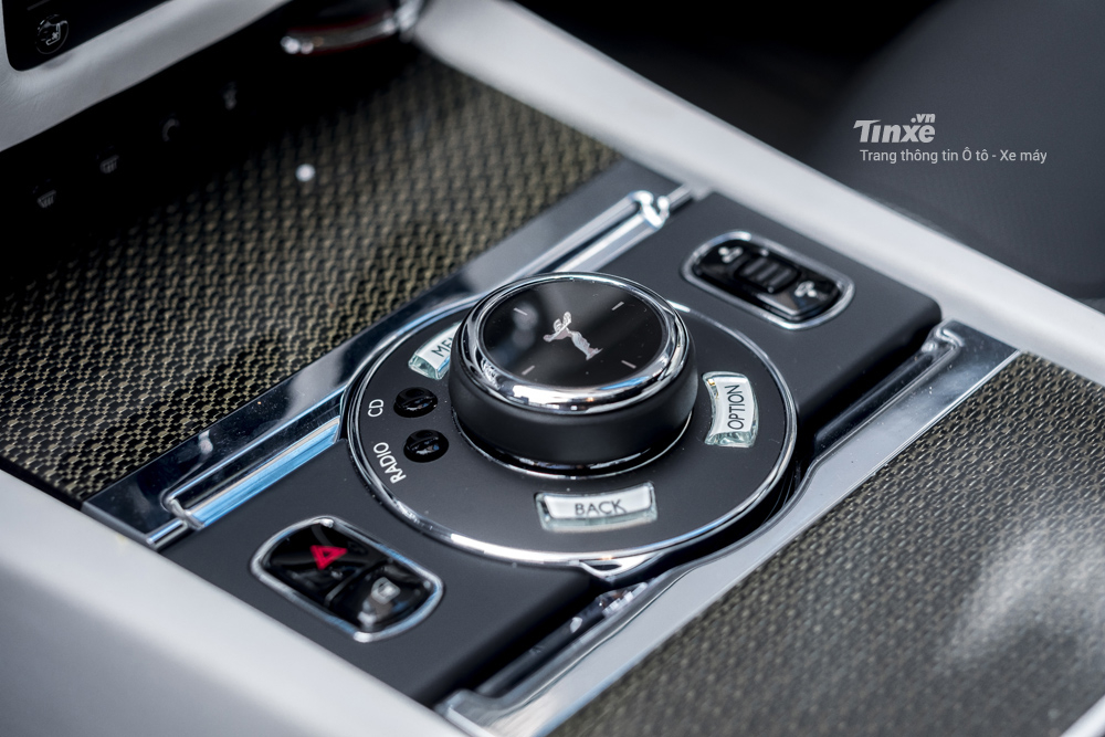 Núm xoay điều khiển rất đặc trưng bên trong Rolls-Royce. Núm xoay điều khiển rất đặc trưng bên trong Rolls-Royce.
