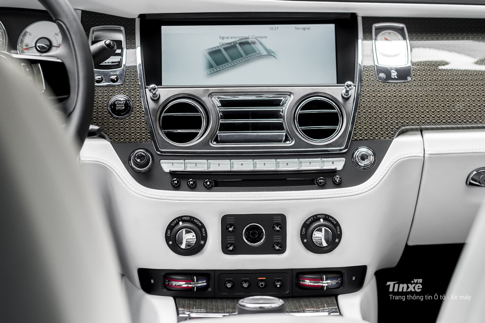 Bảng điều khiển trung tâm sang trọng